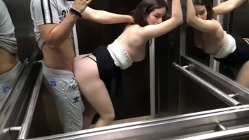 Cogiendo con una puta en el elevador