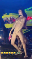Jovencita bailando en publico desnuda