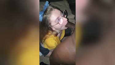Jovencita blanca mamando una enorme polla bbc