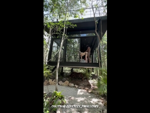 Encuentro íntimo en un ambiente moderno y privado